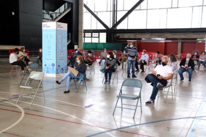 Ciutadans vacunats esperant a la zona de repòs habilitada al pavelló firal de Tortosa.