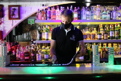 Pla mitjà d'un treballador d'un bar musical de Sitges.