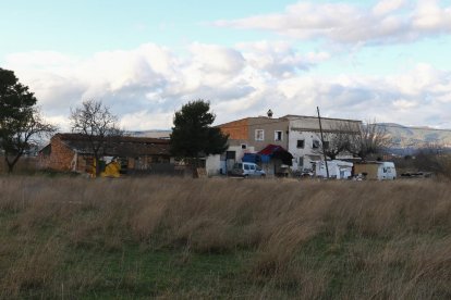 La construcción rural se encuentra junto a la autovía de Bellissens.