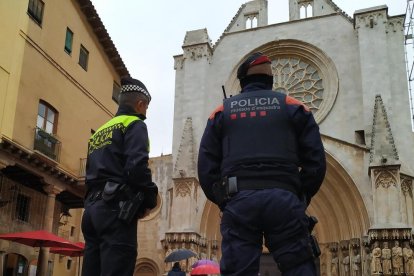 Un agente de la Guardia Urbana y uno de los Mossos d'Esquadra.