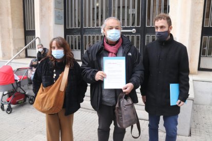 El president de Mare Terra, Ángel Juarez, acompanyat de la diputada d'En Comú Podem Yolanda Díaz, i del regidor de Vila-seca en Comú, Mario Téllez.