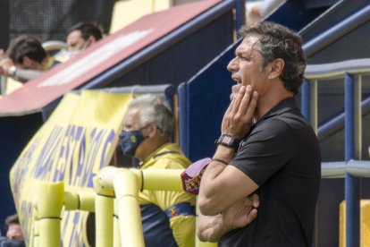 Toni Seligrat, en el banquillo del Gimnàstic de Tarragona durante el partido disputado en la Ciudad Deportiva de Villarreal.