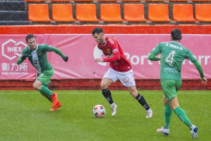 Carlos Albarrán conduce un esférico durante el partido del domingo contra el Cornellà.