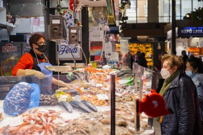 La peixatera Vanesa Expósito diu que la gent no compra per Nadal perquè té por i molta incertesa.