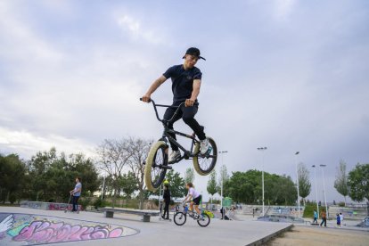 Una de las propuestas de la entidad vecinal es apagar la iluminación del skatepark a las 23 o 00 horas.