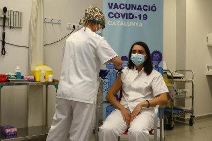 Judith Morillas, recibiendo ayer la dosis en el centro reusense.