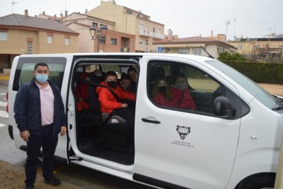 Servirá para llevar|traer a los niños de Puigdelfí hasta la escuela de Perafort.