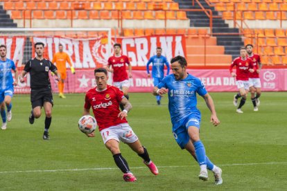 Pol Ballesteros controla una esfèrica durant el partit disputat contra el Lleida diumenge.