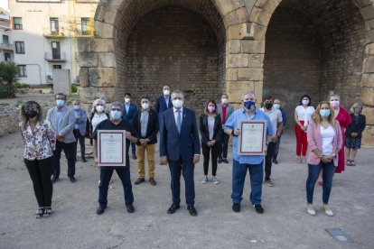 Los galardonados con los representantes de la corporacio municipal.