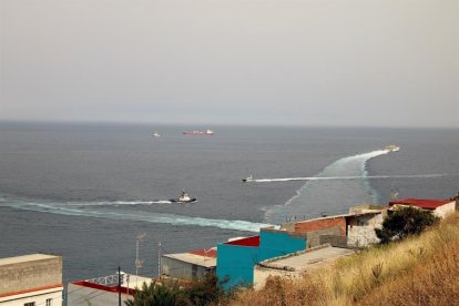 Lanchas de la Guardia Civil se acercan al barco Ángeles Alvariño, que este jueves ha encontrado el cuerpo de una niña en el mar.