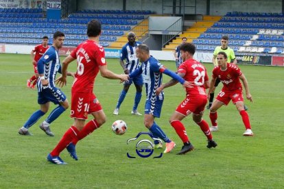 Miranda y Joan Oriol presionando al jugador del Alcoyano.