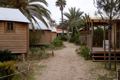 os bungalous del camping Gaviota, situado a Creixell (Tarragonès), cerrado en el primer fin de semana de retorno al confinamiento comarcal.