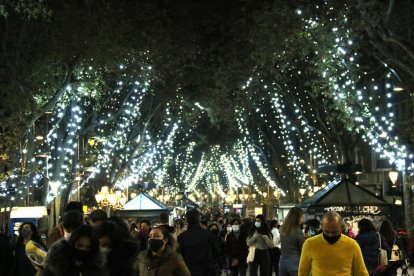 La Rambla de Barcelona, con el alumbrado de Navidad encendido.