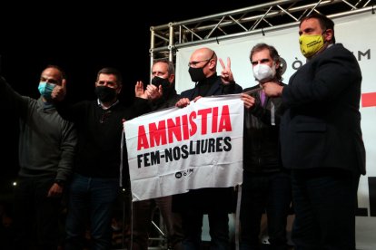 Els líders independentistes just abans d'entrar a la presó de Lledoners.