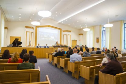 La sala sacramental, donde se hizo la ceremonia con unas cincuenta personas, está ubicada en la primera planta del edificio.