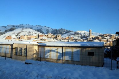 L'escola Rossend Giol - ZER Baix Priorat, a Porrera (Priorat), amb el poble al fons.