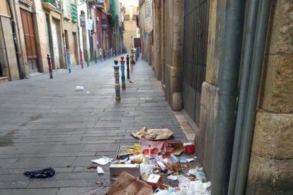 Esquina de la calle de la Compte llena de basura.