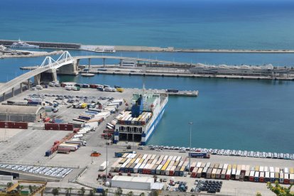 Imagen aérea del muelle de cruceros del puerto de Barcelona.