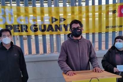 Miembros de la CUP delante de la estación de tren de Cunit.