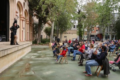 Unas 160 personas disfrutaron ayer del primer número del proyecto de circo.