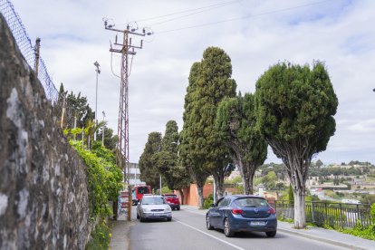 La torre eléctrica del paseo Torroja obliga en algunos casos a invadir el sentido contrario para pasar.