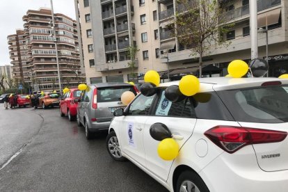 Imagen de un instante de la marcha con coches en la plaza de las Cortes Catalanas de Tarragona.