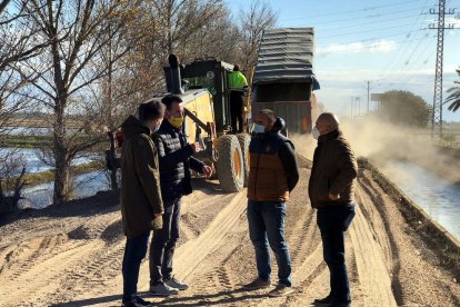 Pla general de representants de l'Ajuntament de Deltebre visitant les obres de millora en un camí municipal.