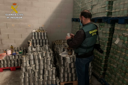 Un agente de la Guardia Civil inspeccionando la comida.