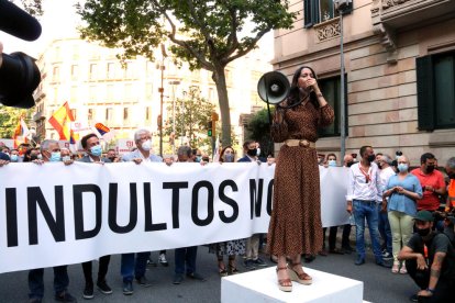 La presidenta de Cs, Inés Arrimadas, intervenint durant la concentració contra els indults a Barcelona.