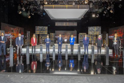 Foto de grup dels nou candidats a la presidència de la Generalitat moments abans de l'inici del debat electoral del 14-F a TV3