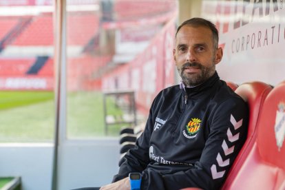 El segon entrenador del Nàstic, a la banqueta del Nou Estadi, durant l'entrevista realitzada amb 'Diari Més'.