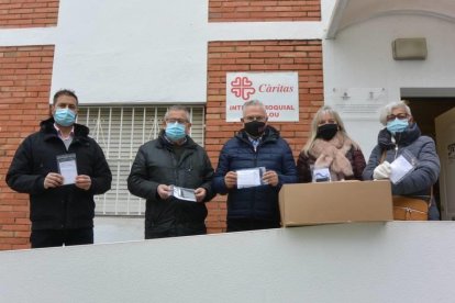 Imatge de l'entrega de les mascaretes.