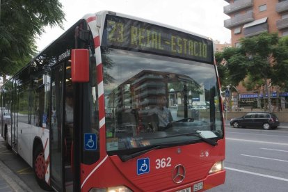 Un autobús de l'EMT circulant a la ciutat de Tarragona.