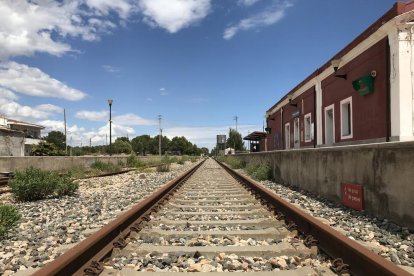 La vía del tren, actualmente en desuso, a su paso por Hospitalet de l'Infant.