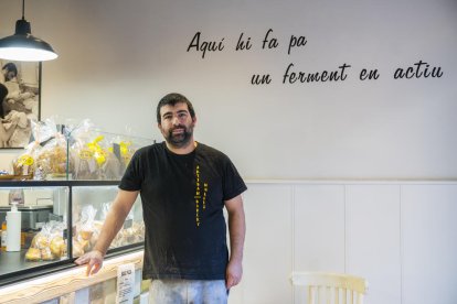 El vallenc Jordi Gasque al seu forn de pa de Nulles, aquest dimecres.