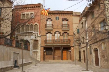 Fachada del Ayuntamiento de la Riba, municipio de sólo 587 habitantes.