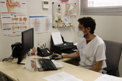 Un médico de familia en su consultorio.