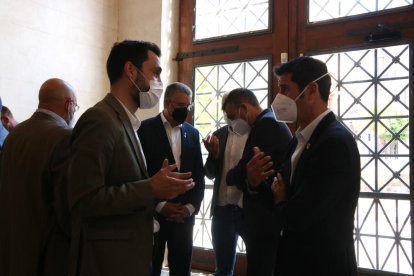 El consejero de Empresa y Trabajo, Roger Torrent; y del presidente de la Asociación Empresarial Química de Tarragona (AEQT), Rubén Folgado, durante la reunión de trabajo hecha a Tarragona.