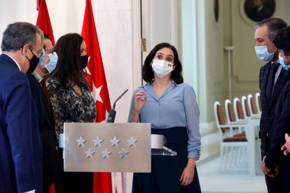 La presidenta de la Comunidad de Madrid después de la rueda de prensa para anunciar la concocatòria electoral.