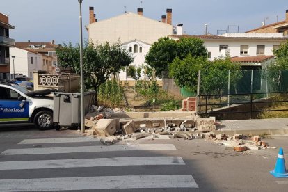 El cotxe patrulla de la Roca del Vallès després de xocar contra el mur de la casa dels pares de Salvador Illa