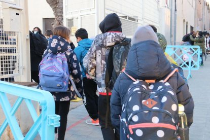 Diversos alumnes entrant a l'escola Sant Pau de Figueres aquest 11 de gener del 2021.