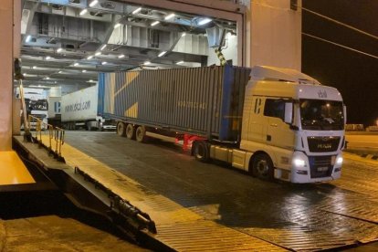 Es tracta d'una operativa logística que permet moure fins a 250 camions de mercaderies en un vaixell.