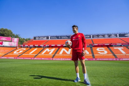 Gerard Oliva, en el césped del Nou Estadi, donde quiere convertirse en todo un ídolo en la temporada en la cual los tarraconenses aspiran al ascenso a Segunda División A.