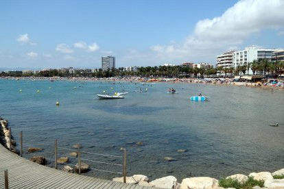 Pla general d'una de les platges de Salou.