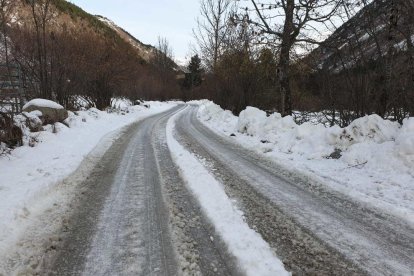 Una via afecta pel gel i la neu del temporal Filomena.