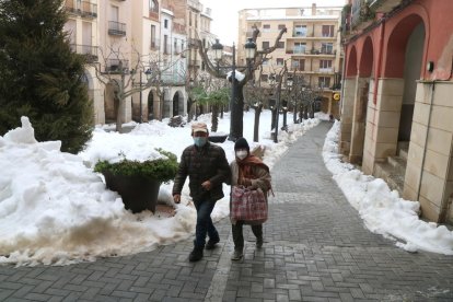 La plaça de la Quartera de Falset, encara amb molta neu per treure.