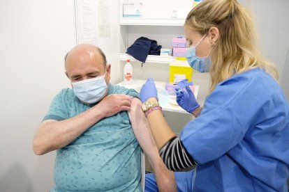 Un hombre recibiendo la vacuna en el recinto de Fira de Barcelona.