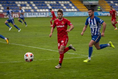 Fran Carbia, durante un momento del partido disputado a El Collao este domingo.