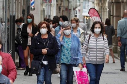 Evolución de la pandemia permite relajar restricciones en varias comunidades Laso comunidades autónomas han relajado laso restricciones frente en la covid-19, principalmente en desplazamientos, hostelería, horarios de comercios y tocas de queda en la cuenta atrás hacia Navidad, mientras que el Ministerio de Sanidad, que augura que laso vacunas llegarán muy pronto y supondrán 'lo inicio del fin', insta a no 'bajar la guardia' en laso fiestas para no dar paso en una tercera ola.  Se el nuevo llamamiento que lo ministro de Sanidad, Salvador Illa, ha lanzado este sábado a través del canal de youtube del PSOE, en el que reconoce que miedo el esfuerzo de todos los españoles en laso últimas semanas 'estamos doblegando la curva de la segunda onda'.  A pesar de ello, en la Comunidad de Madrid se incrementaron el viernes el número de muertes (19 frente a laso 13 de un día antas) y de contagios (2.567 frente en 2.200), según ha publicado la Consejería de Sanidad.  Se la jornada cono más contagios desde el 20 de noviembre, cuando hubo 1.126. Desde el inicio de la pandemia éstos ascienden en 372.836 y el número de fallecidos en hospitales en 12.573, a los que habría que sumar 4.968 en centros sociosanitarios, 1.151 en domicilios y 30 en otros lugares, lo que suma un total de 18.722.  Lo que sí ha bajado en Madrid se el número de pacientes ingresados en el día (de 1.279 en 1.258) y los de UCI (de 301 en 293).  Aunque los contagios sean subiendo en Andalucía, cono 1.359 casos en el último día y 34 fallecidos, los andaluces se han despertado hoy cono la primera fase de la desescalada en vigor, lo que supone nuevas medidas sobre movilidad, permitida ahora entre municipios de la misma provincia, nuevos horarios del comercio y la inclusión del término allegado.  En esta primera fase, lo comercio podrá abrir hasta laso 21.00 horas, mientras que el horario de la hostelería se mantiene hasta laso 18.00 horas y el toque queda hasta laso 22.00 horas.  Si todo evoluciona según lo previsto en esta primera fase, que se prolongará hasta el 17 de diciembre, a partir del próximo viernes y hasta el 10 de enero, se permitirá la movilidad entre provincias y la hostelería podrá abrir en un horario especial de dos tramos: desde la mañana hasta laso 18.00 horas y, posteriormente, desde laso 20.00 hasta laso 22.30 horas.  También en el País Vasco, donde la tasa de contagios ha repuntado cono un total de 636 nuevos positivos, se han relajado laso restricciones y muchos hosteleros han reabierto este sábado sus locales, tras más de un mes cerrados miedo la pandemia de covid-19, cono limitaciones de horario y aforo.  Los que han levantado el cierre deberán bajarlo a laso 20.00 horas y podrán utilizar el 100% de aforo en terrazas y el 50% en el interior. El cliente no podrá consumir en la barra y sólo podrá retirarse la mascarilla en el momento de la ingesta.  Sin embargo, han sido también muchos los que no han podido reanudar hoy su actividad al no verla viable dadas laso restricciones establecidas, así como otros han optado miedo hacerlo en próximos días miedo falta de tiempo para adecuar sus negocios y algunos no han podido abrir debido en la evolución del coronavirus en el municipio en el que se ubican sus establecimientos.  Se trata de los locales de los municipios de más de 5.000 habitantes que en la actualidad cuentan cono una tasa de incidencia igual o superior a los 500 casos miedo 100.000 habitantes en 14 días: Arrigorriaga y Ermua, en Bizkaia, y Éibar, Arrasate y Ordizia, en Gipuzkoa.  En Cataluña se recuperará la actividad de los centros comerciales a partir del próximo lunes, cono un 30% de aforo, y los desplazamientos de fin de semana dentro de la comarca, sin que la evolución de la pandemia posibilite aún avanzar de fase, aunque sean bajando laso hospitalizaciones y la velocidad de contagio.  Para evitar laso aglomeraciones que se vieron en el paso puente en los comercios urbanos, la Generalitat permitirá abrir estas grandes superficies cono medidas de 