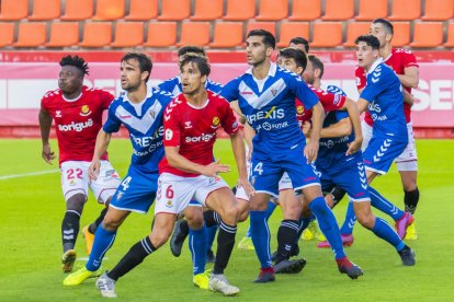 Javier Ribelles intenta rematar un córner en el Nàstic-Badalona.